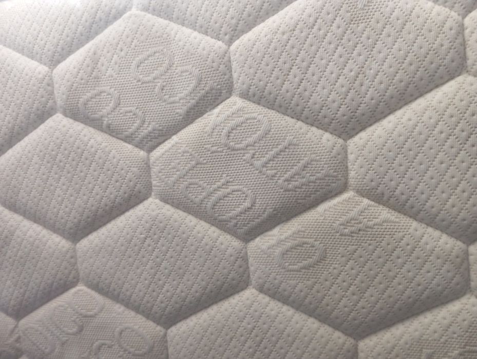 Cama individual em madeira maciça