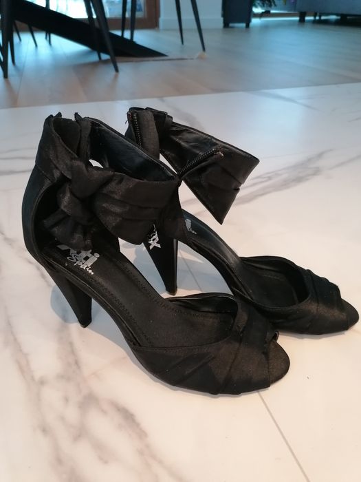 Czarne satynowe buty na obcasie roz. 40
