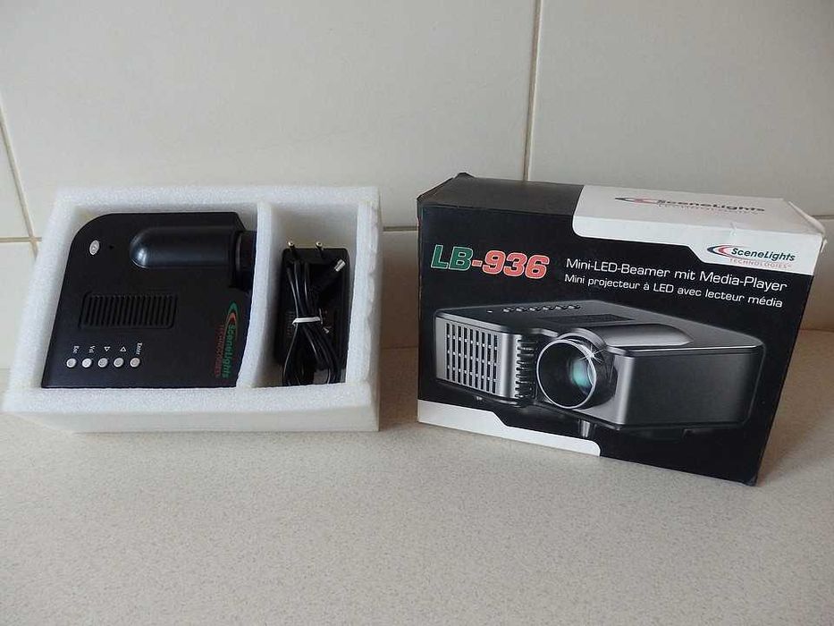 Kolorowy Mini Projektor SceneLights LB-936.