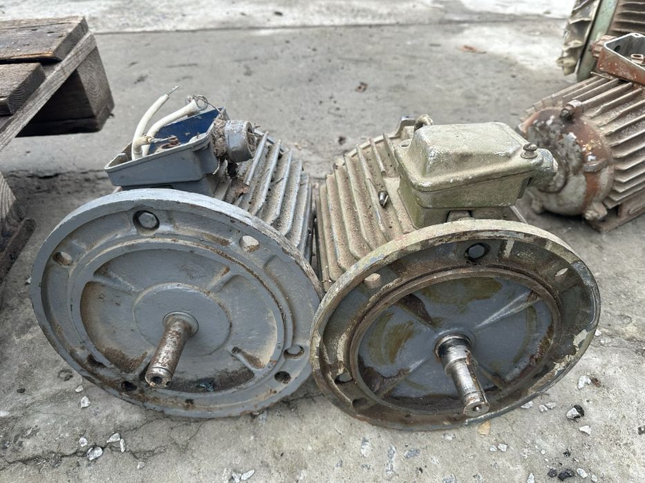 Продам электродвигатели 2.шт 2.2/1000 фл