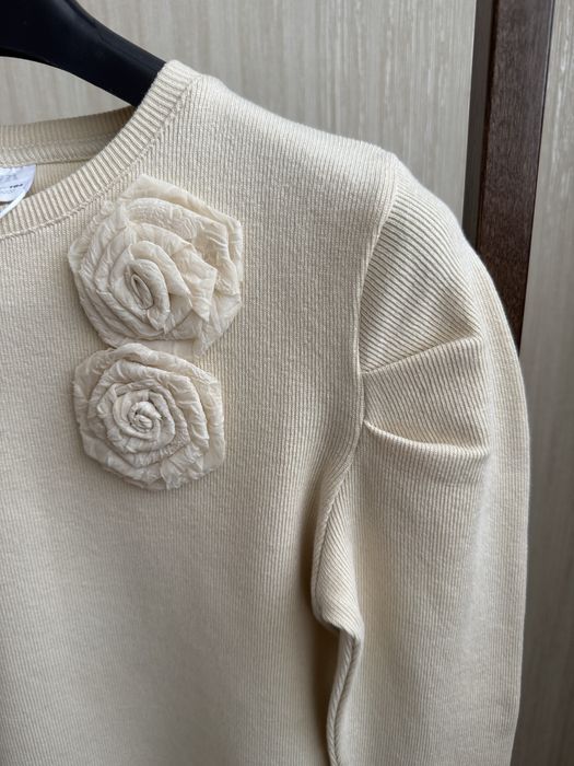 Лонгслів в рубчик із аплікацією квітів від Zara