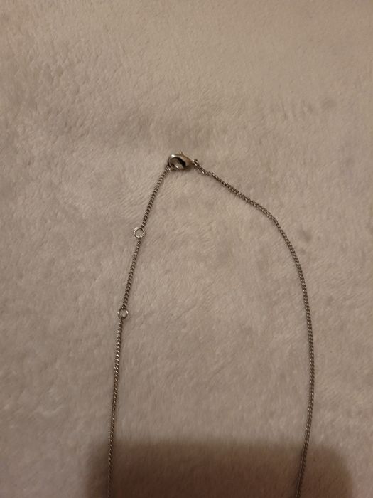 Colar com o formato de lua