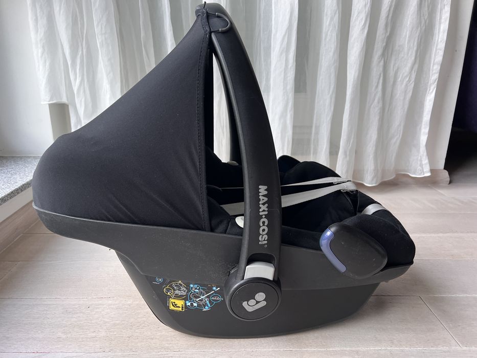 Maxi cosi z bazą i lusterkiem