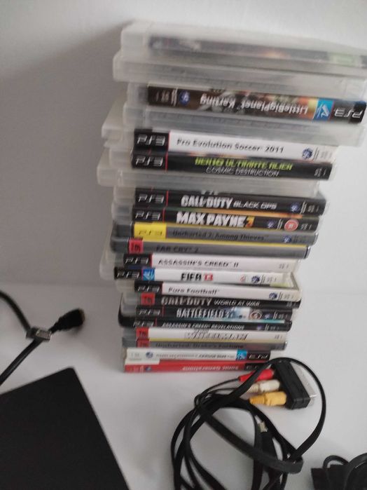Vendo PlayStation 3 com comandos e jogos