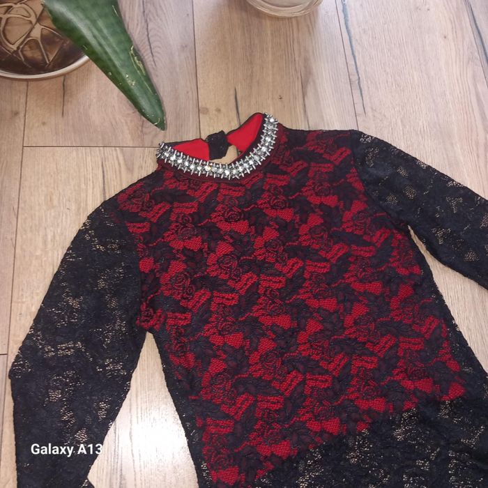 Koronkowa czarno-czerowna bluzka z ozdobym kołnierzykiem | M/38