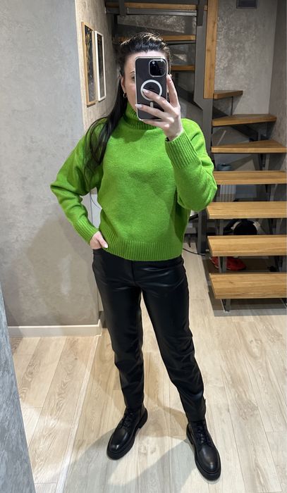 Яскравий светр Zara