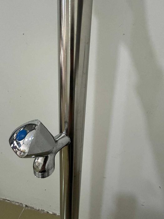 Chuveiro exterior em aço inox AISI-304 com lava-pés