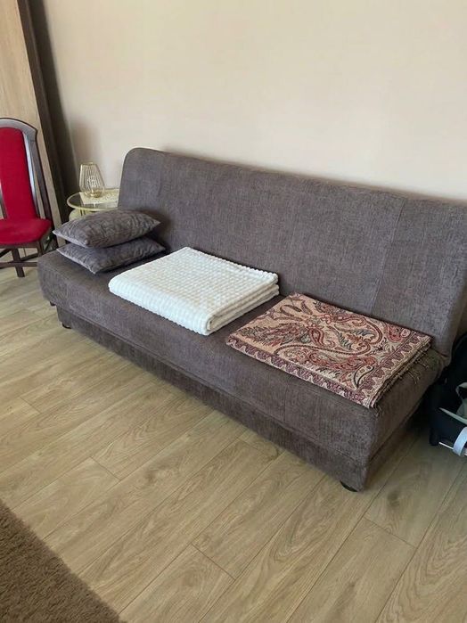 Regał i kanapa z funkcją spania