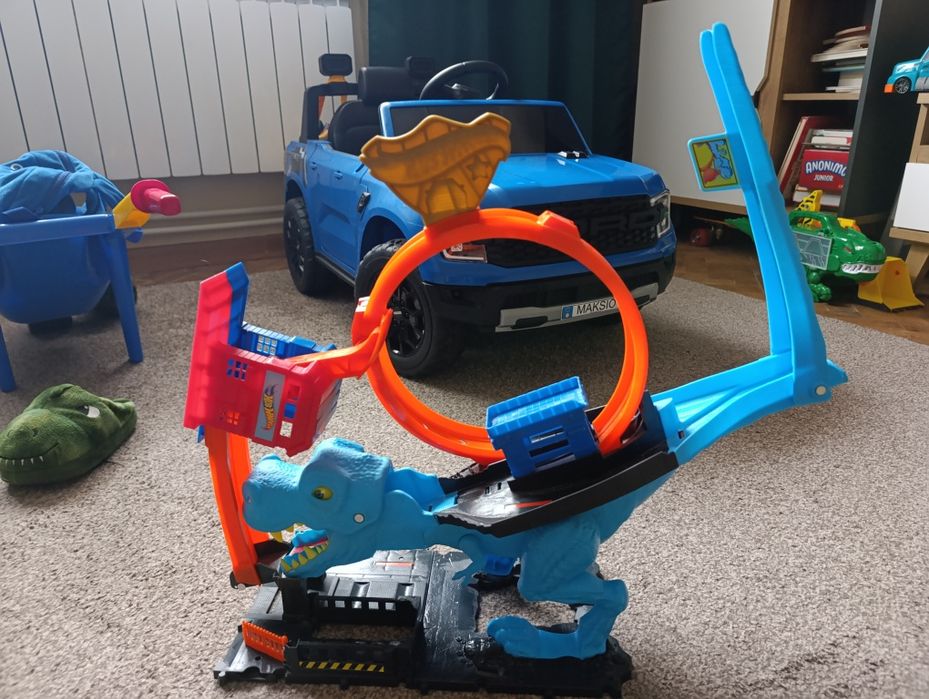Tor samochodowy Hot Wheels z dinozaurem