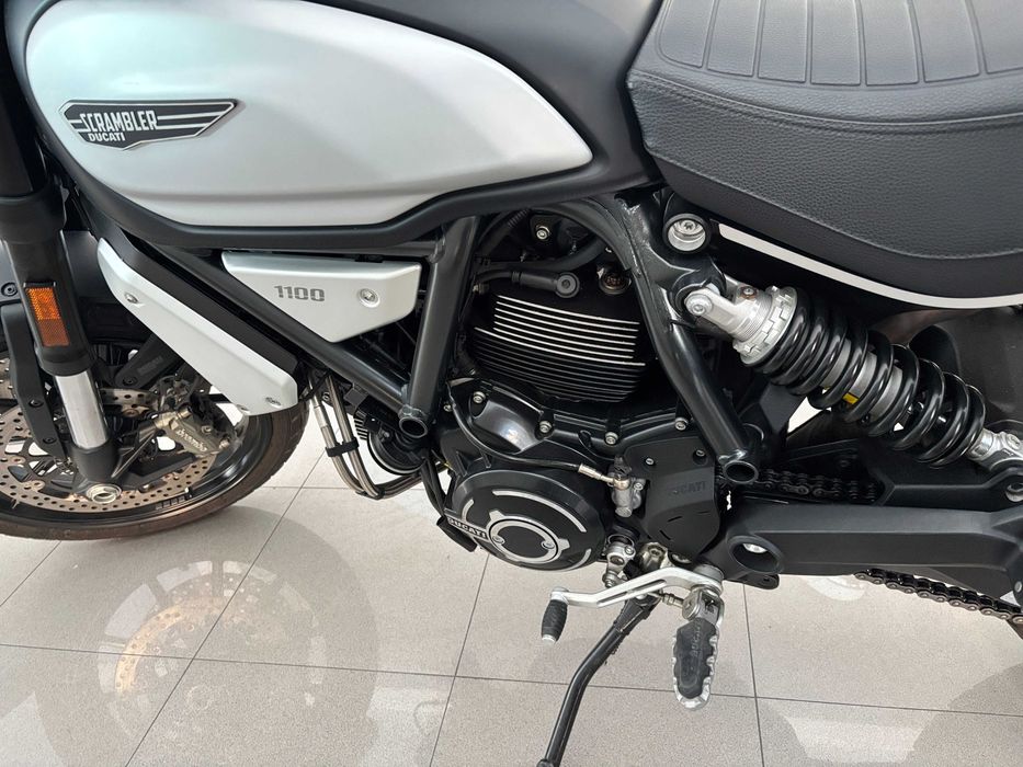 Motociclo Ducati Scrambler 1100 em excelente estado de conservação