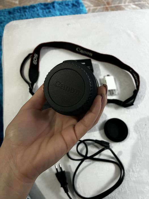 Canon  EOS 2000D