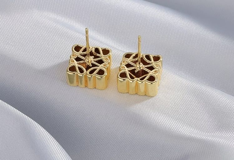 Продам сережки Loewe