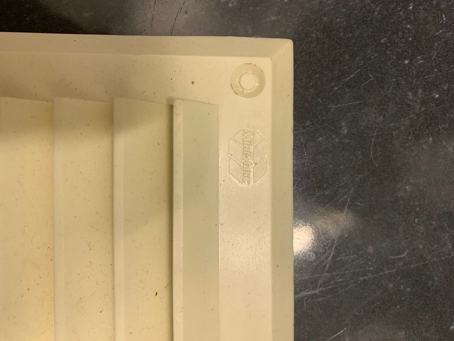 Вентиляційно-ревізійні дверцята та вентиляційна решітка. Нові