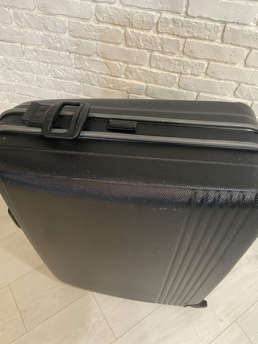 Пластиковый чемодан на колёсах