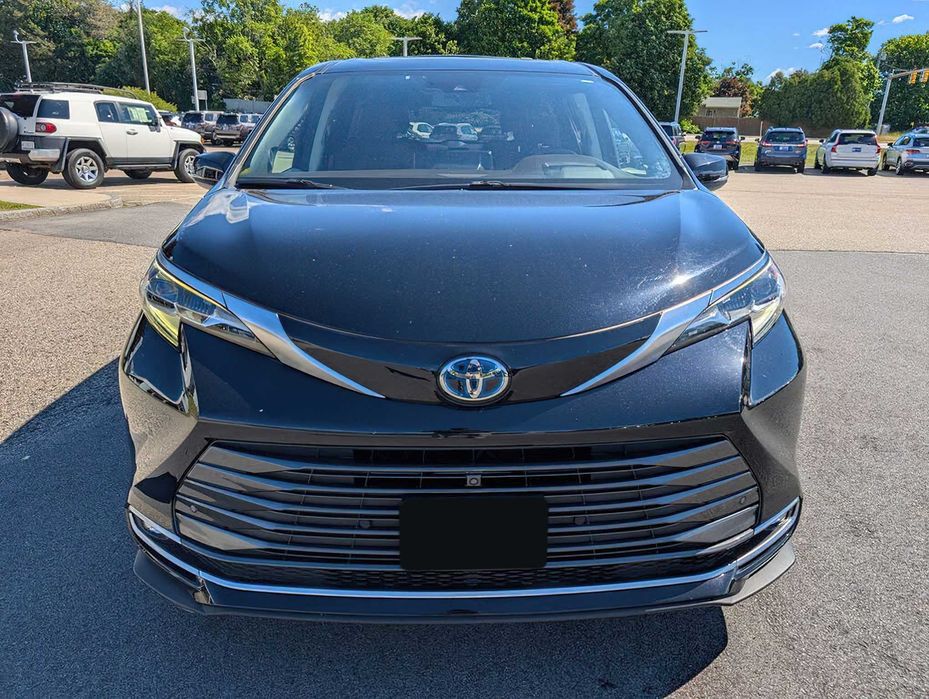 Toyota Sienna Platinum 7-Passenger      2023