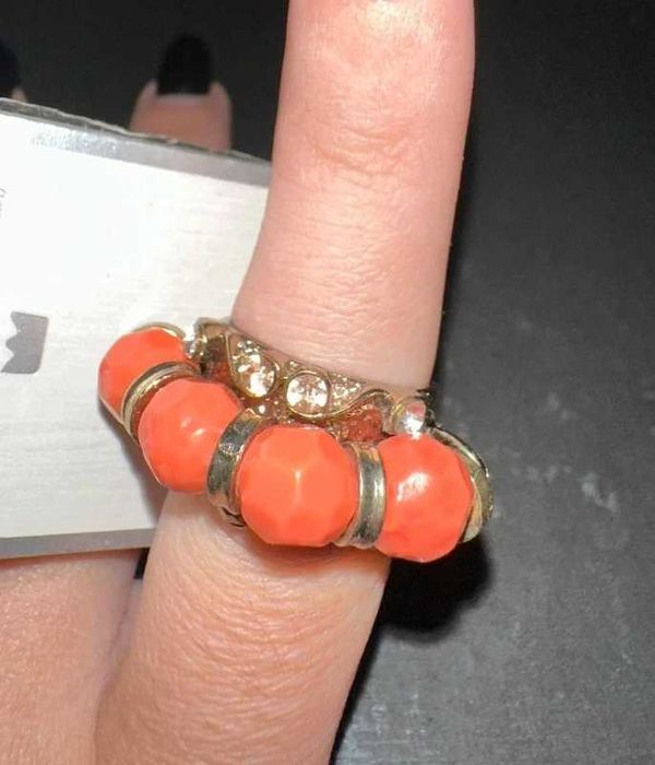 Anel ajustável dourado com pedras coral e zircónias Parfois