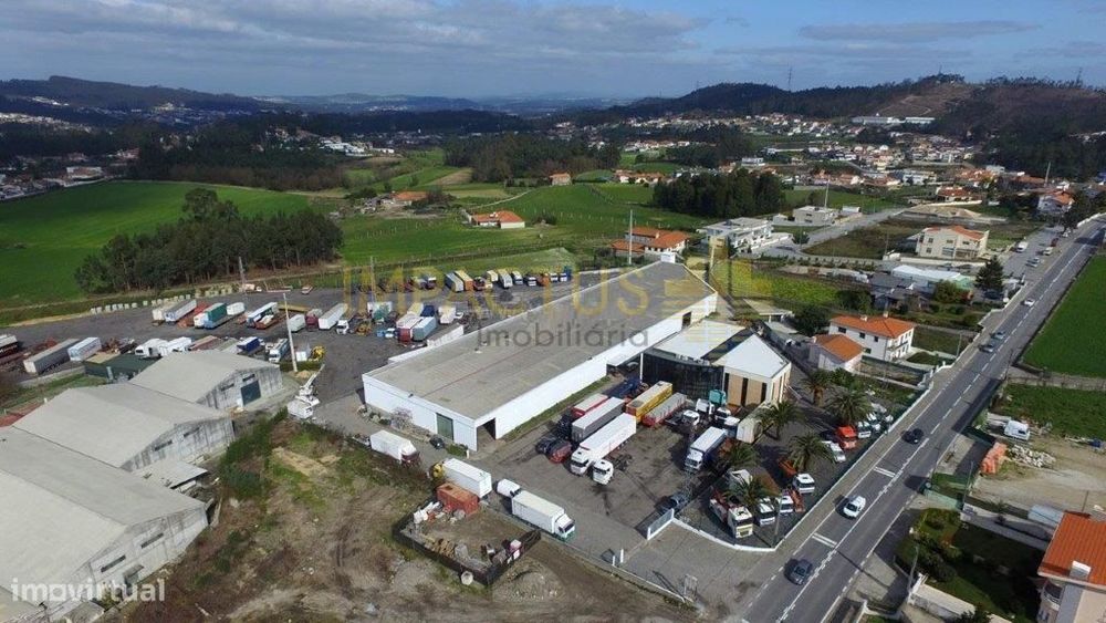 Armazém em terreno de 20 148m2 com bons acessos