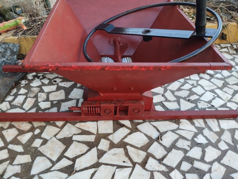Alfaia agrícola, esmagador de uvas