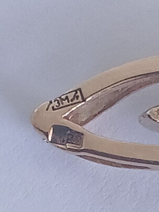 Продам кулон с бриллиантом.