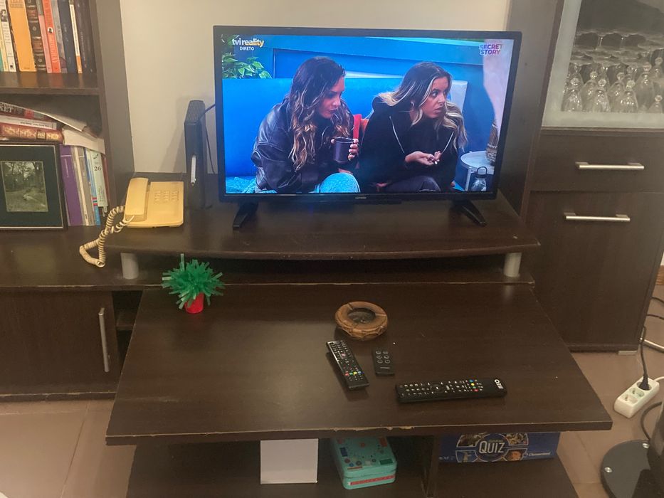 Móvel e mesa de sala