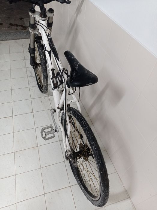 Bicicleta branca com suspensão e travões de disco