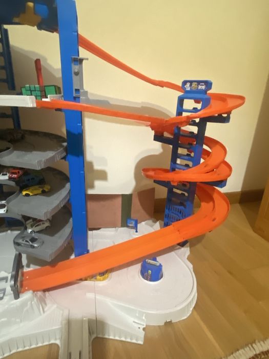 HOT WHEELS -GARAGE ( Super Ultimate)