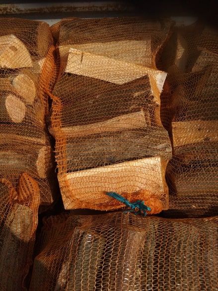 Drewno kominkowe & do wędzenia OLCHA w workach | 30 litrów 50x80 cm