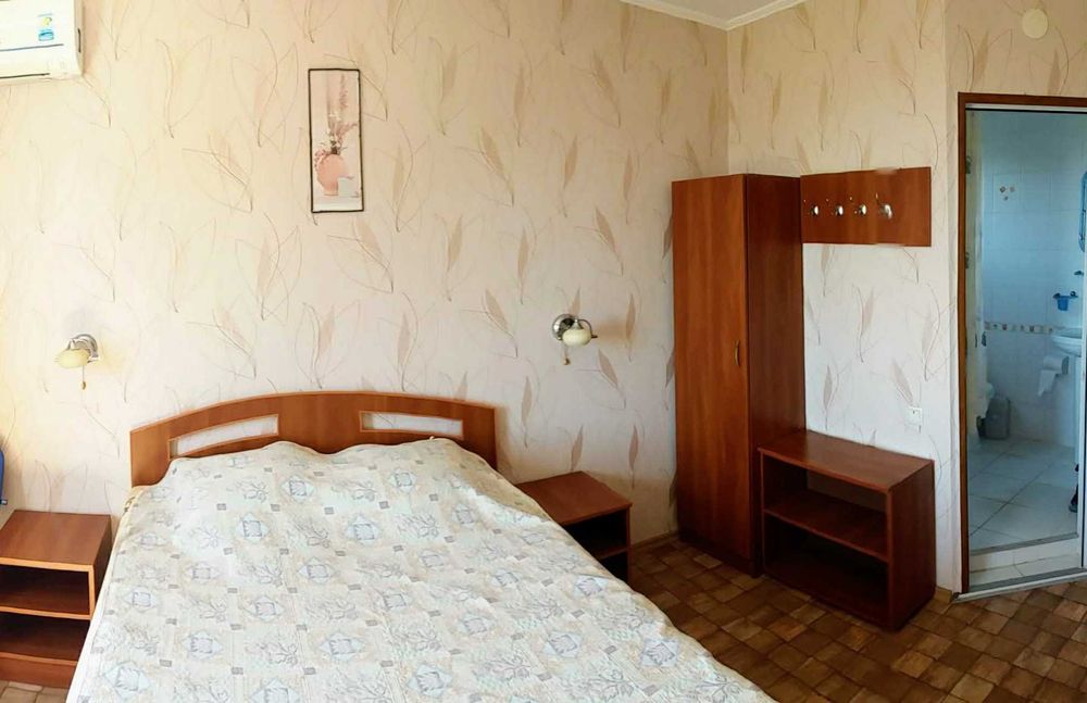 Сдаю   номера с удобствами, 120м до моря,  есть кухня, парковка во дворе