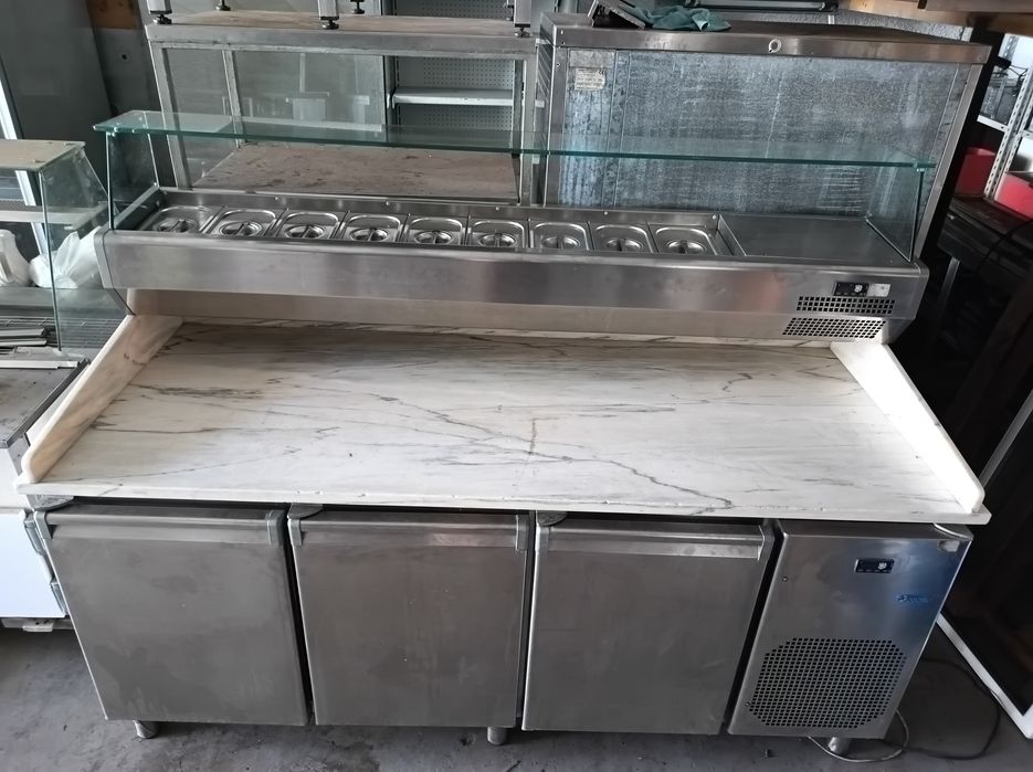 Bancada de pizza com covetes