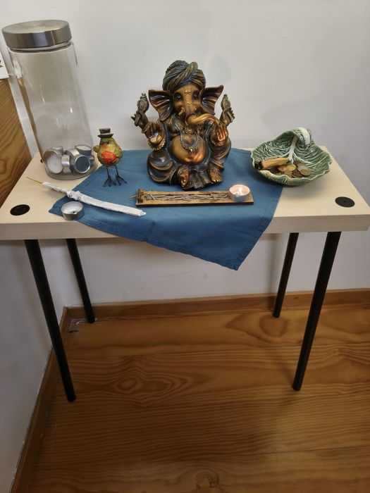 Mesa marca Ikea com um banco