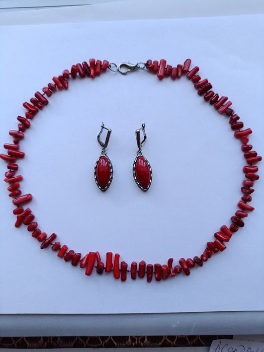 Ожерелье и две пары сережек с кораллом