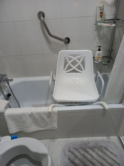 Cadeira de banho giratoria para banheira - como novo