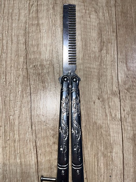 Grzebień w stylu motylka