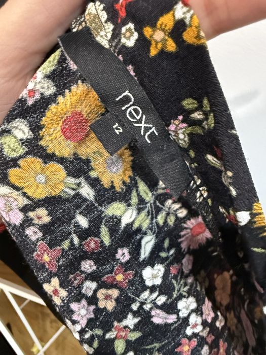 Spódnica w kwiatki spódniczka czarna w kolorowe kwiaty