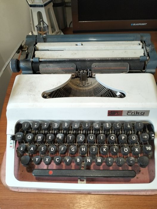 Máquina de escrever Erika Daro 1977