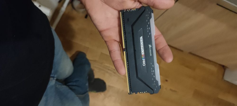 Przedstawiony moduł to pamięć RAM Corsair Vengeance RGB PRO DDR4.