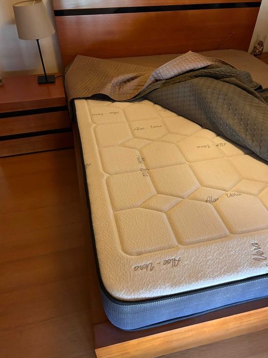 Cama casal 160x200 + 2 mesas + colchão – como novo / sem uso