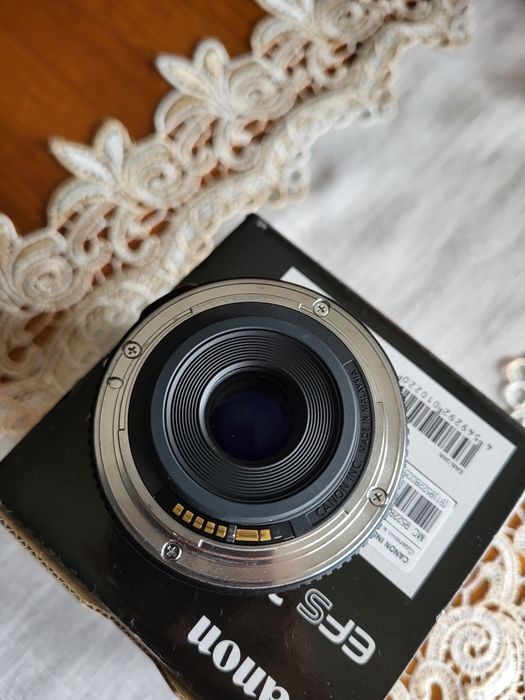 Objetiva Canon EF-S 24mm f/2.8 STM