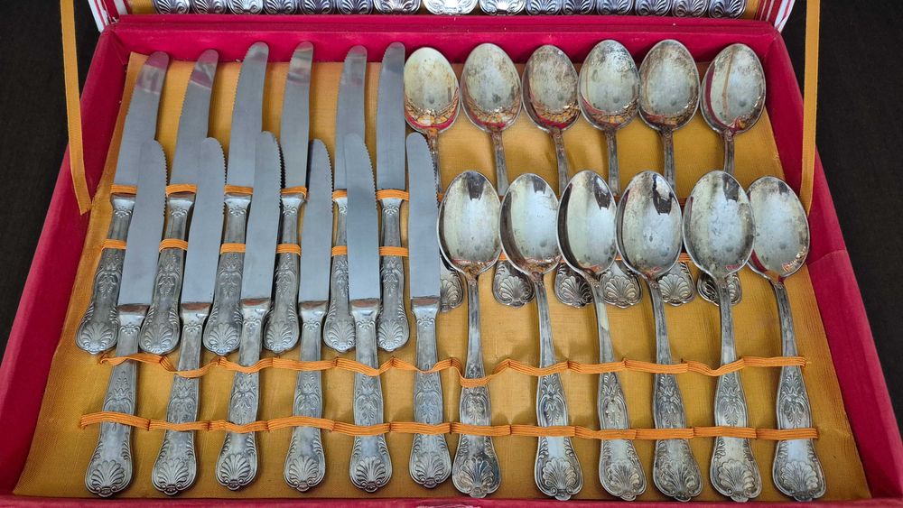 Komplet posrebrzanych sztućców na 12 osób.