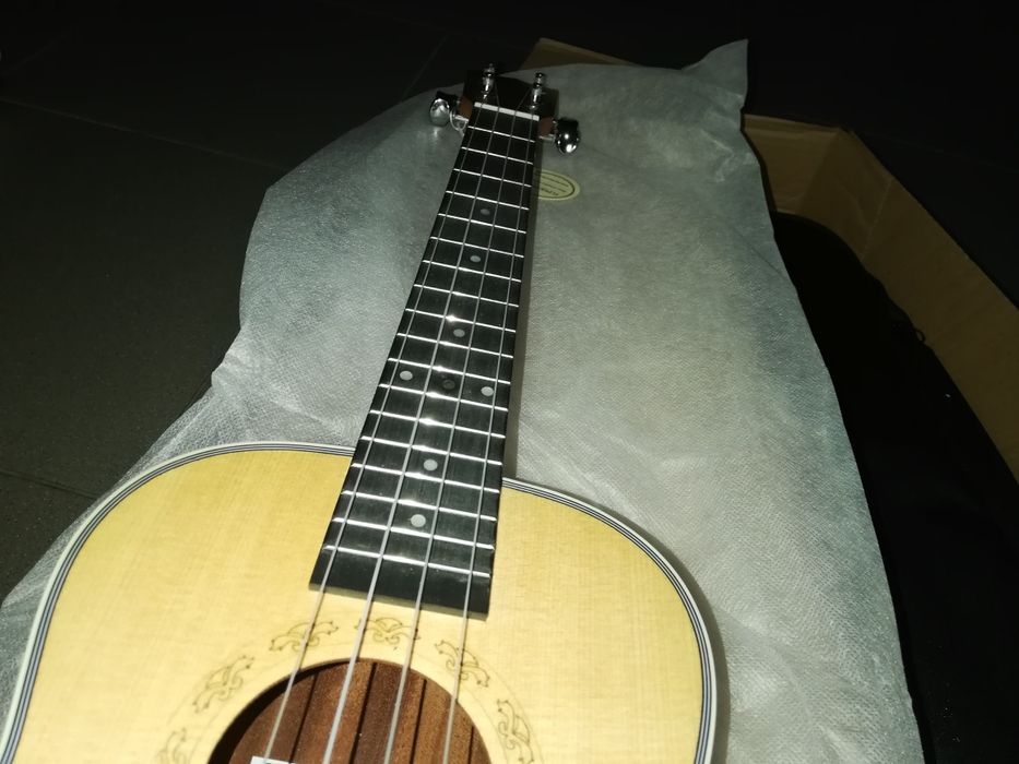 Ukulele tenor elétrico novo