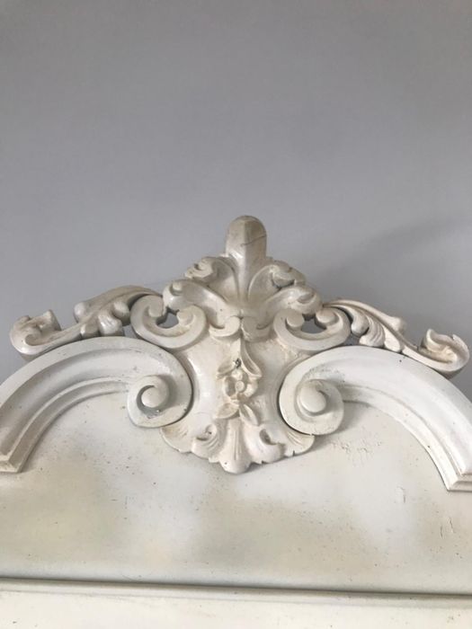 Credencia branco em razoável  estado para restauro