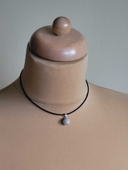 Naszyjnik zawieszka kulka cyrkonie rzemyk – srebro