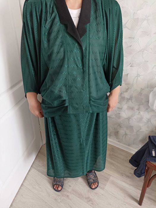 Продам женские костюмы , размер 46-48, строгие