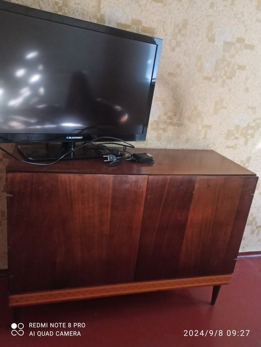 Продам трюмо с зеркалом и тумбочку