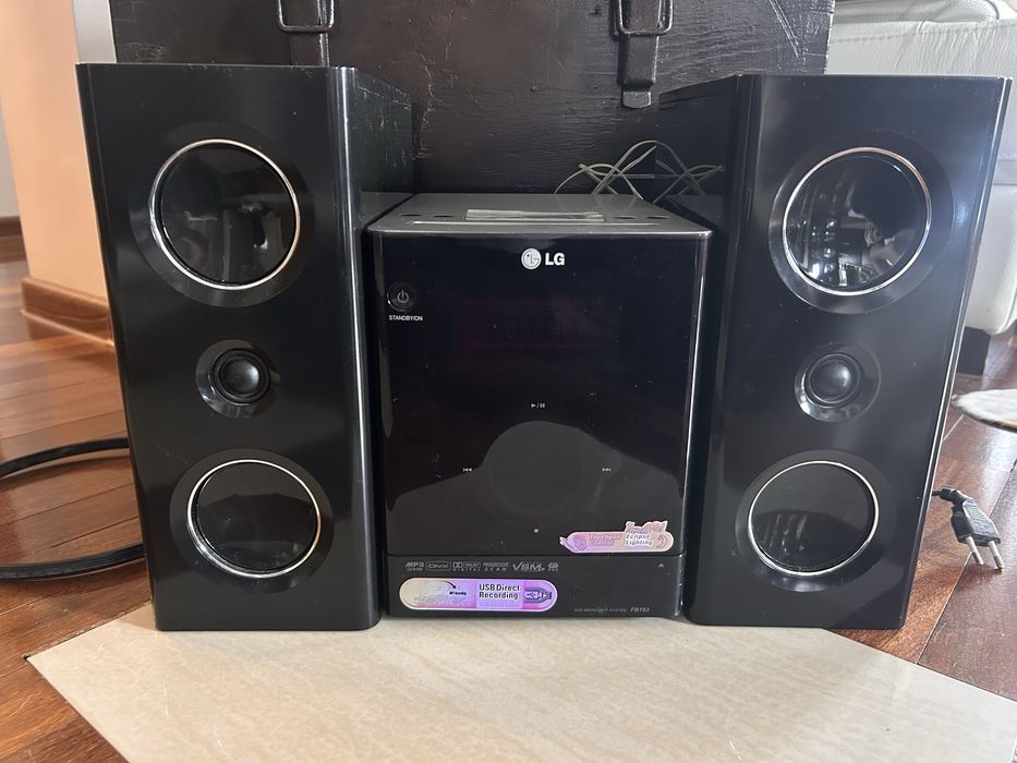 Wieża LG FB163 stan b. dobry