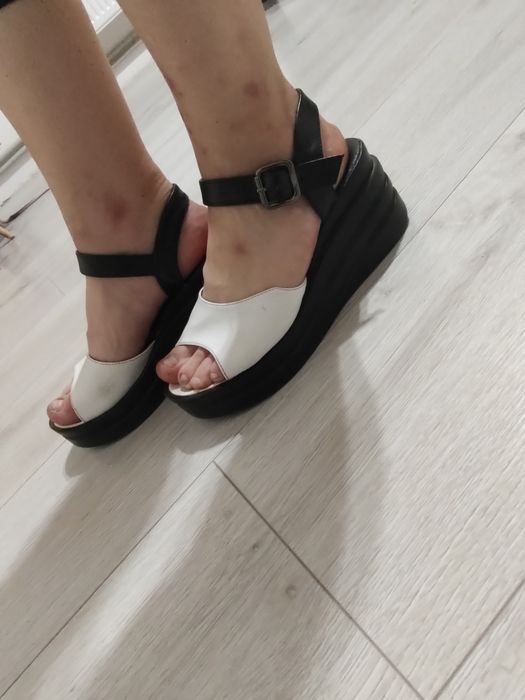 Босоніжки на танкетці