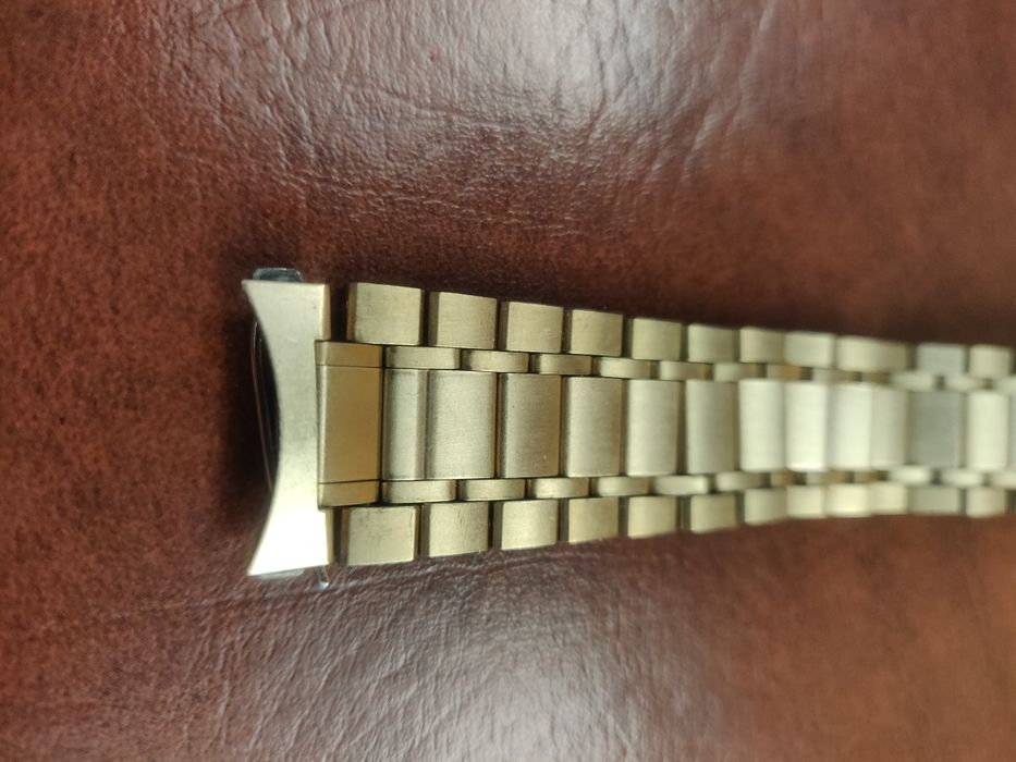 Bracelete Omega em aço plaqueada a ouro