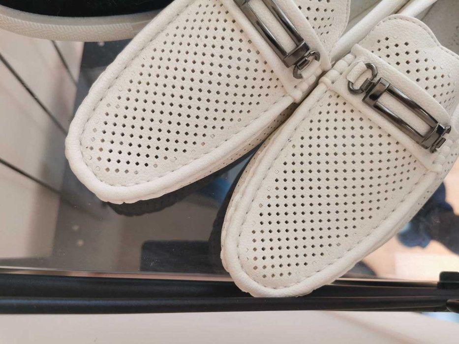 Білі мокасини з перфорацією