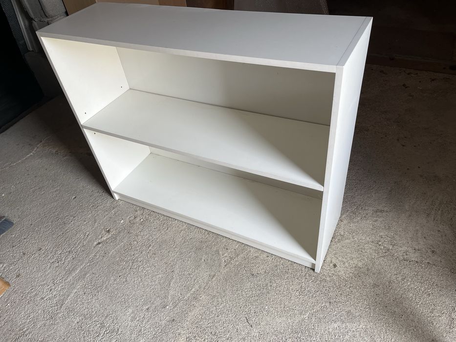 Estante branca com prateleira