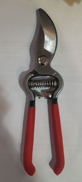 Секатор с пружинным  механизмом